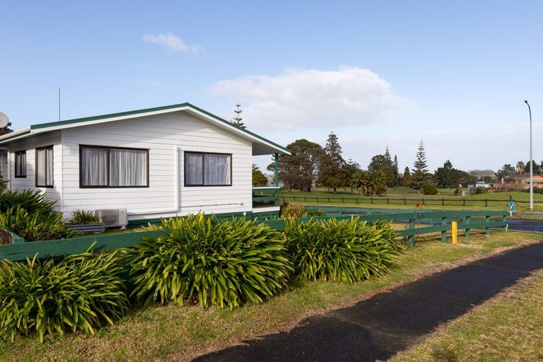 Photo of property in 1 Stella Drive, Clarks Beach, 2122