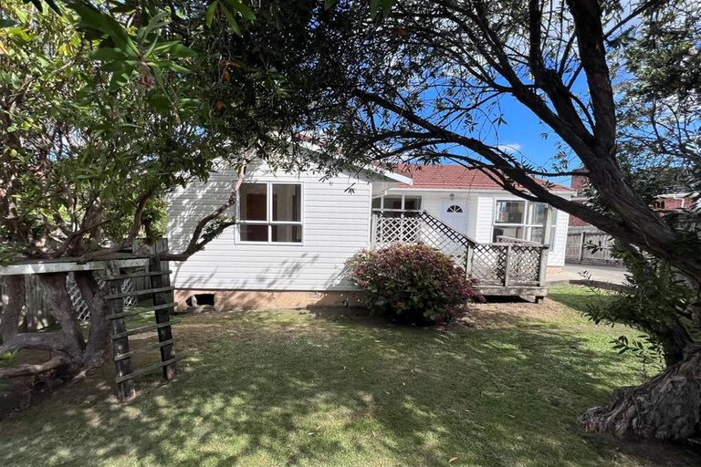 Photo of property in 106 Golf Road, New Lynn, Auckland, 0600