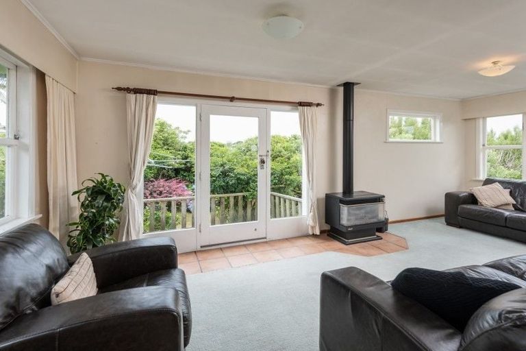 Photo of property in 26 Bellringer Crescent, Newlands, Wellington, 6037