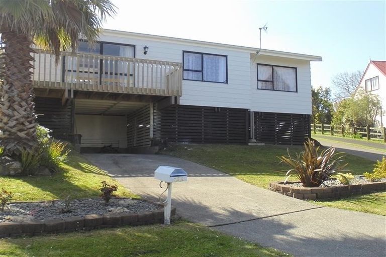 Photo of property in 1/28 Pahi Place, West Harbour, Auckland, 0618