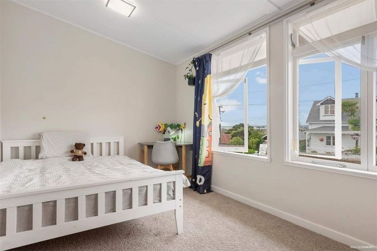 Photo of property in 1 Fowey Avenue, Te Atatu South, Auckland, 0610