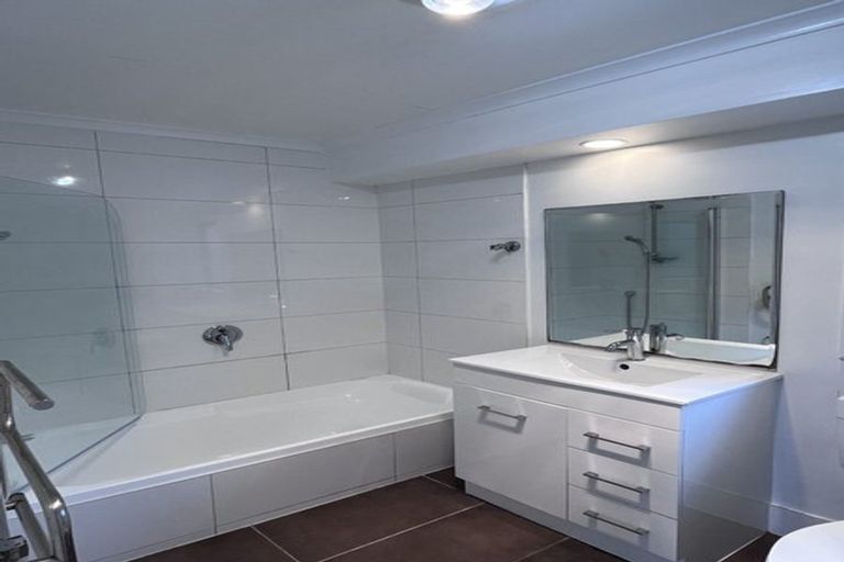 Photo of property in 36 Serwayne Place, Sunnyvale, Auckland, 0612