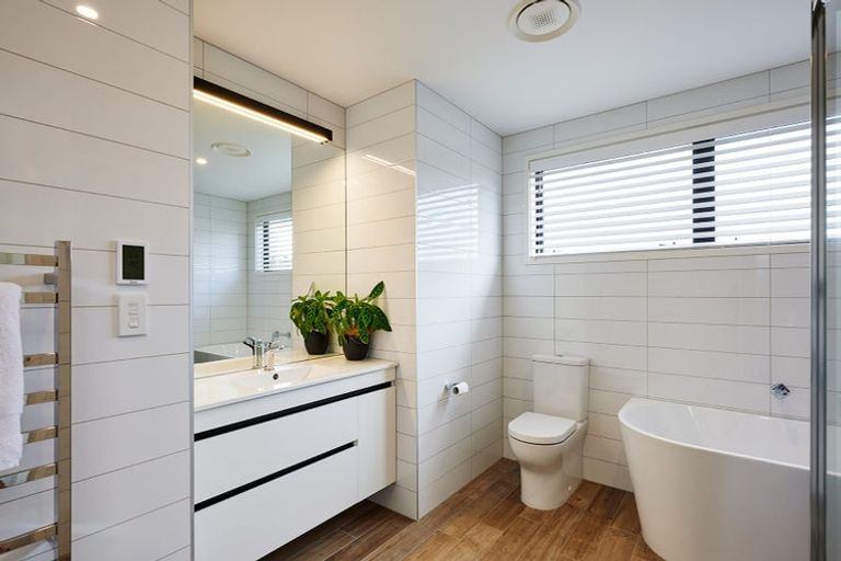 Photo of property in 40 Metoriti Crescent, Karaka, 2124