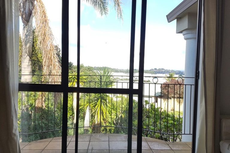 Photo of property in 2 Graham Collins Drive, Windsor Park, Auckland, 0632