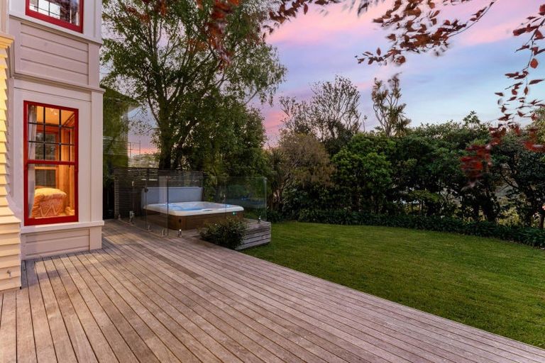 Photo of property in 11 Trelissick Crescent, Ngaio, Wellington, 6035