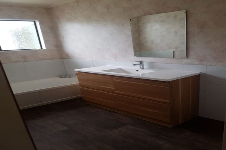 Photo of property in 79 Victory Crescent, Tawa, Wellington, 5028