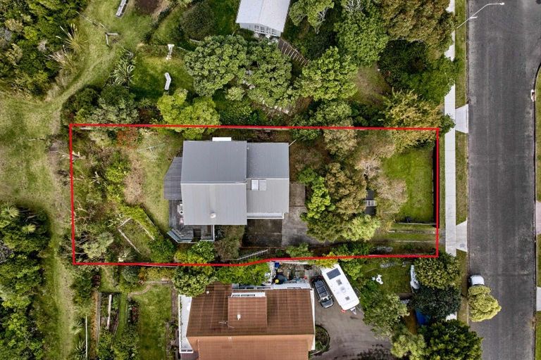 Photo of property in 35 Eruini Street, Waikanae Beach, Waikanae, 5036