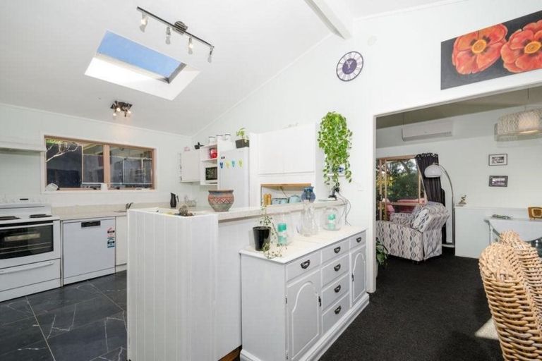 Photo of property in 42 Opanuku Road, Henderson Valley, Auckland, 0612