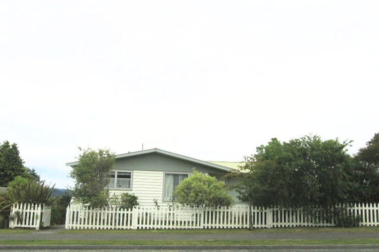 Photo of property in 27 Aniseed Grove, Timberlea, Upper Hutt, 5018