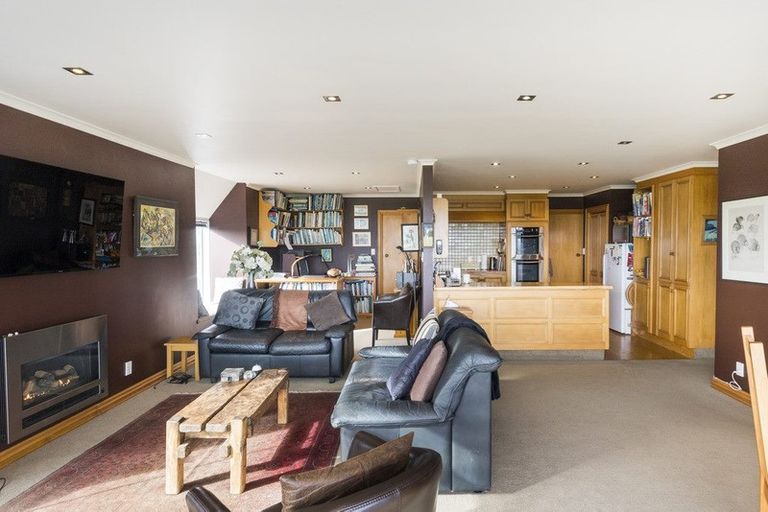 Photo of property in 38 Titirangi Drive, Fitzherbert, Palmerston North, 4471