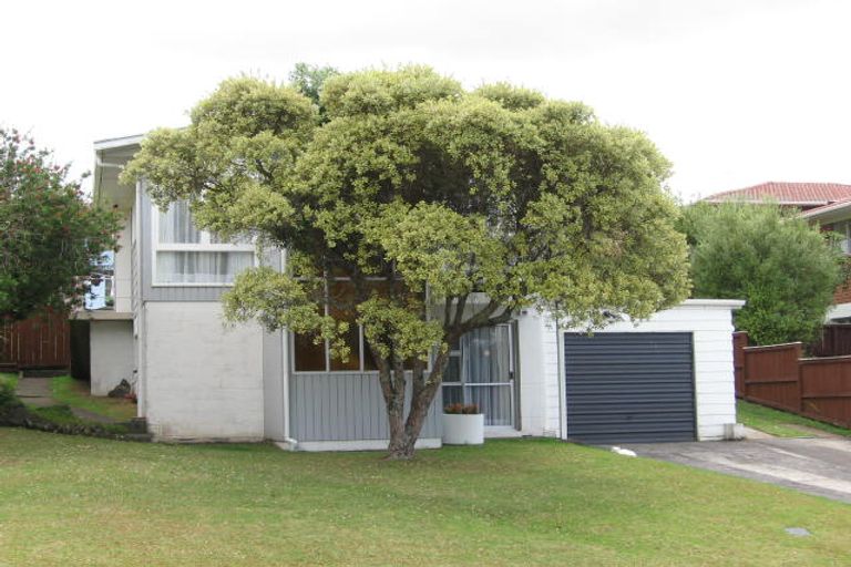 Photo of property in 4 Rosewarne Crescent, Glendene, Auckland, 0602