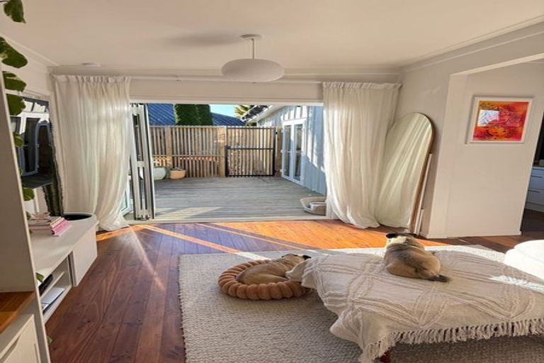 Photo of property in 55 Sunset Road, Totara Vale, Auckland, 0632