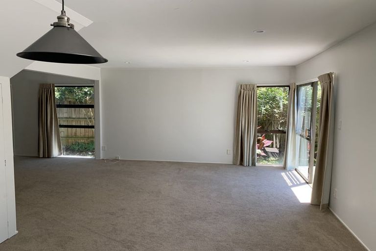 Photo of property in 1/15 Fairfax Avenue, Northcote, Auckland, 0627