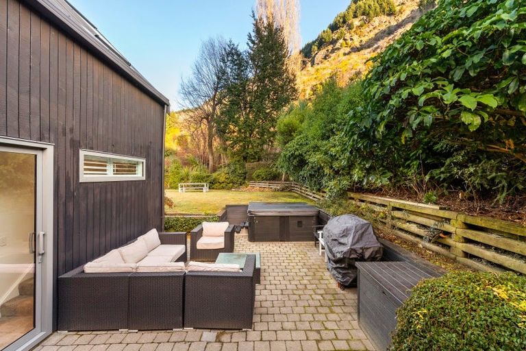 Photo of property in 32 Evergreen Place, Sunshine Bay, Queenstown, 9300