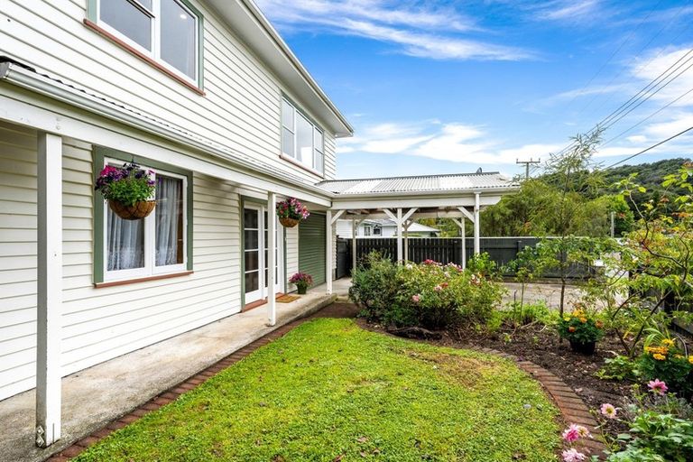 Photo of property in 18 Pinehaven Road, Pinehaven, Upper Hutt, 5019