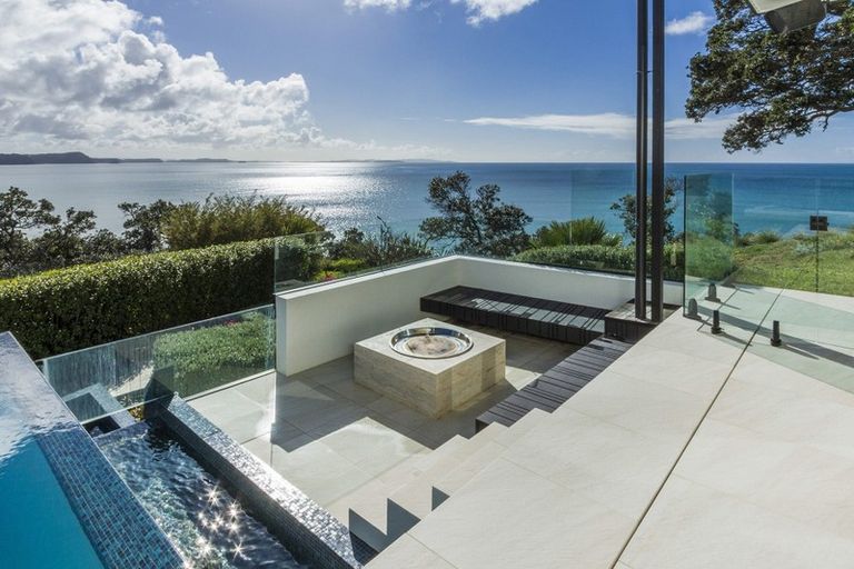 Photo of property in 31 Chelverton Terrace, Red Beach, 0932