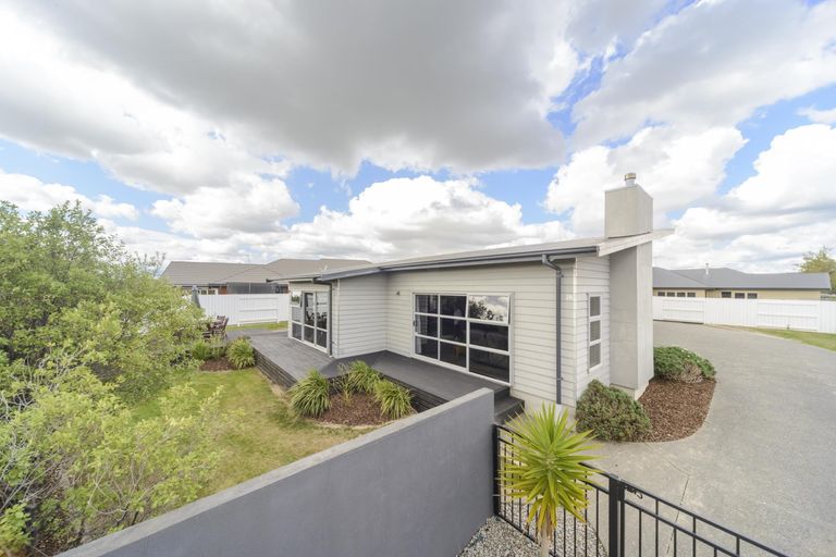 Photo of property in 20 Rosalie Terrace, Kelvin Grove, Palmerston North, 4414