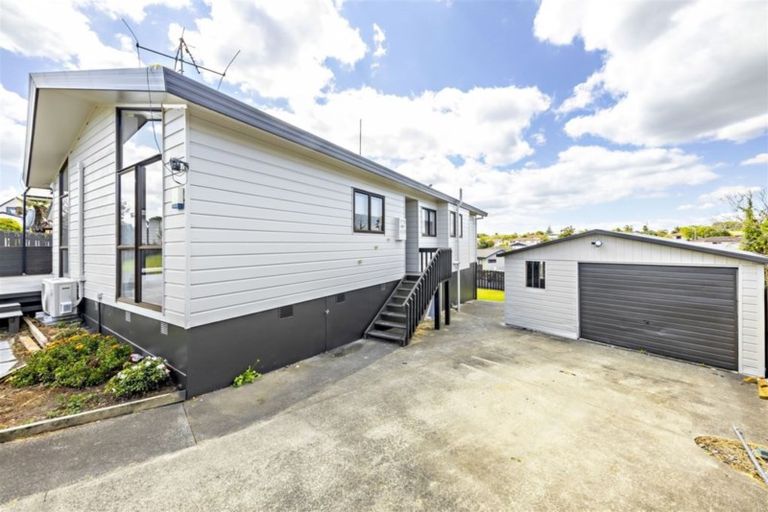 Photo of property in 71 Etherton Drive, Weymouth, Auckland, 2103