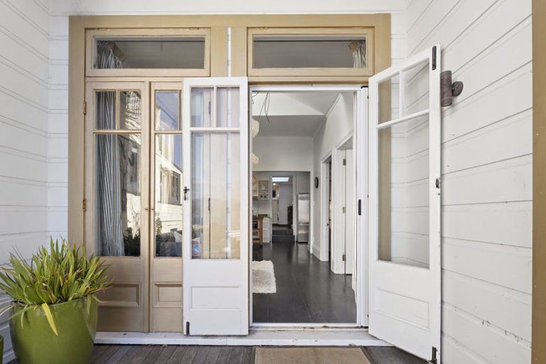 Photo of property in 397 Karaka Bay Road, Karaka Bays, Wellington, 6022