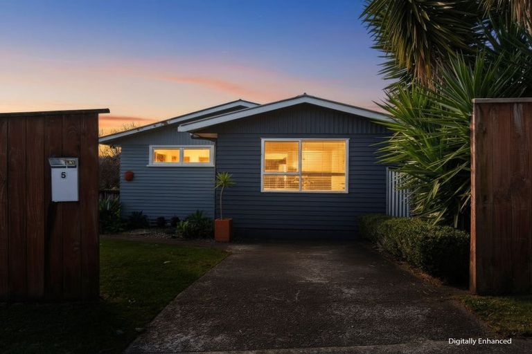 Photo of property in 5 Mayfair Place, Westown, New Plymouth, 4310