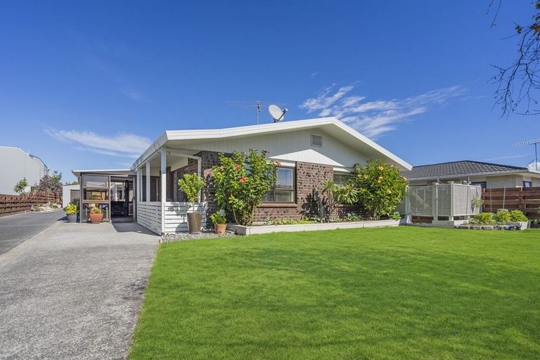 Photo of property in 1/52 Florence Avenue, Orewa, 0931