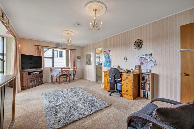 Photo of property in 11 Te Ngaere Place, Merrilands, New Plymouth, 4312