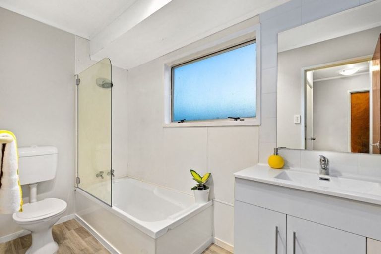 Photo of property in 4 Cedar Heights Avenue, Massey, Auckland, 0614