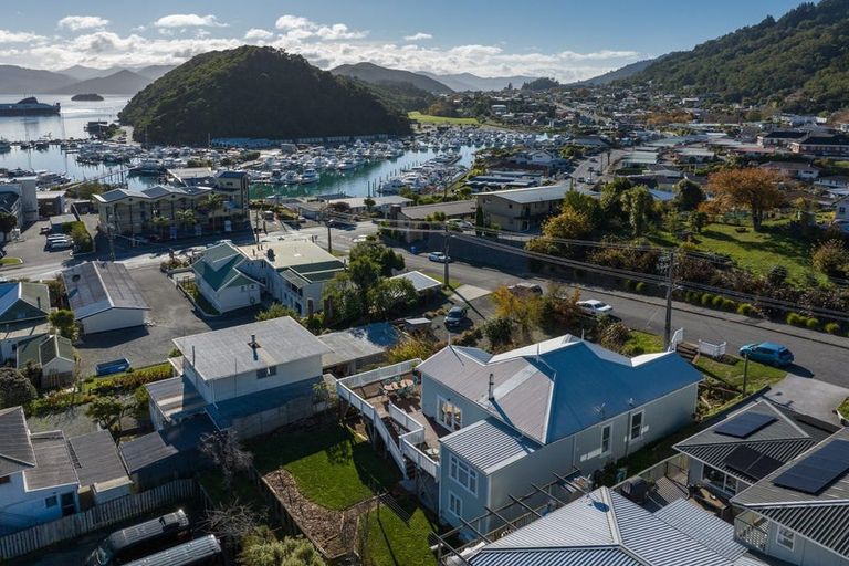 Photo of property in 5 Taranaki Street, Picton, 7220