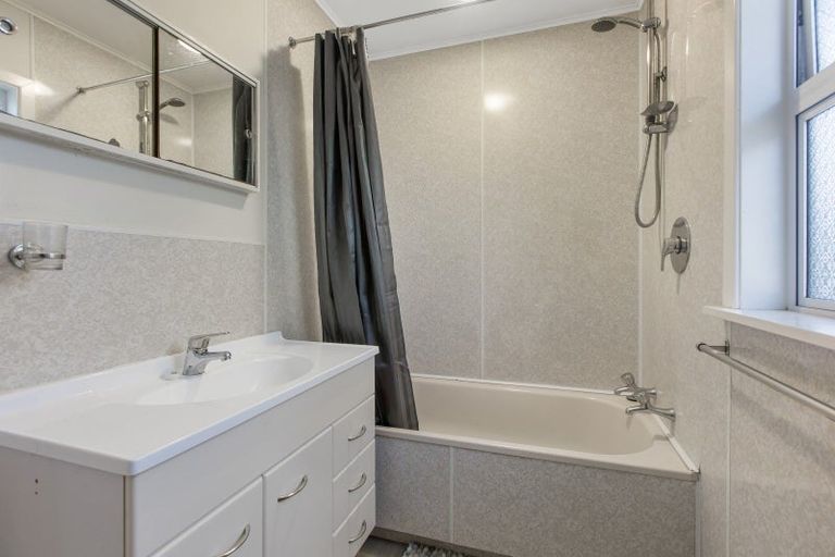 Photo of property in 14 Rospeath Crescent, Spotswood, New Plymouth, 4310