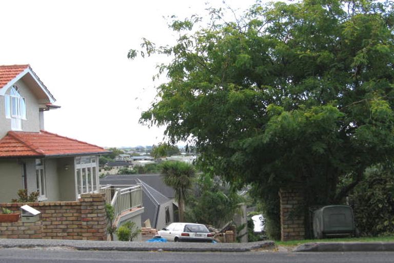 Photo of property in 2/5 Mizpah Road, Waiake, Auckland, 0630