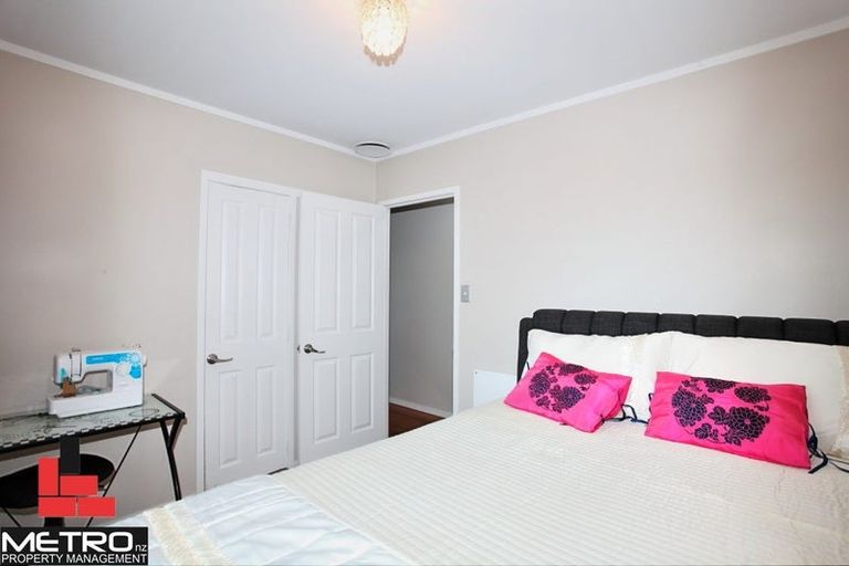 Photo of property in 20 Longbill Place, Glendene, Auckland, 0602