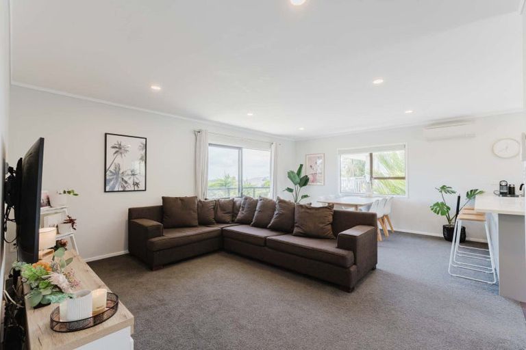 Photo of property in 7 John Dee Crescent, Red Beach, 0932