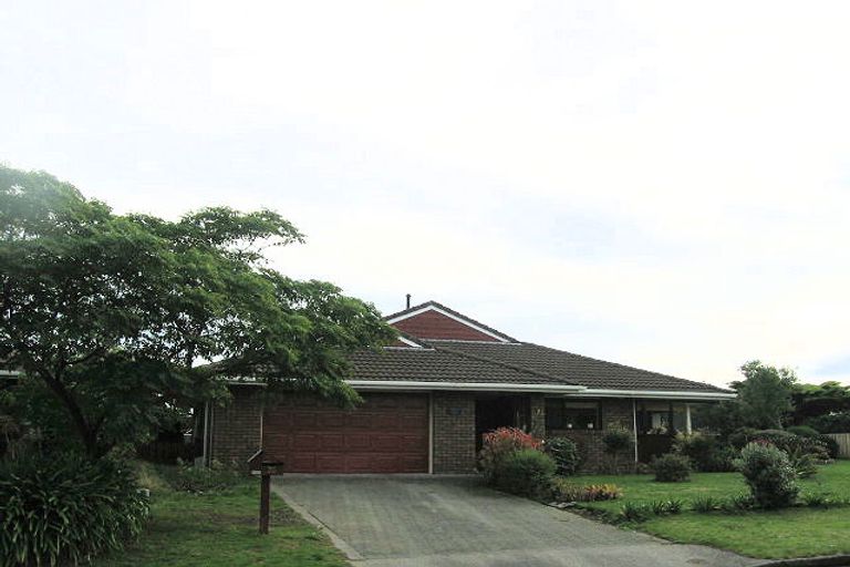 Photo of property in 35 Chilton Drive, Paraparaumu, 5032