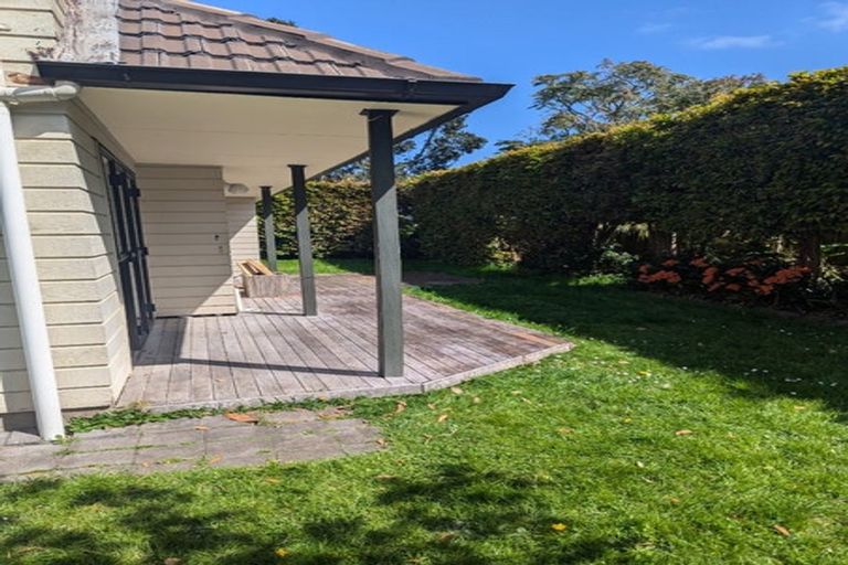 Photo of property in 2/5 Seacliffe Avenue, Belmont, Auckland, 0622