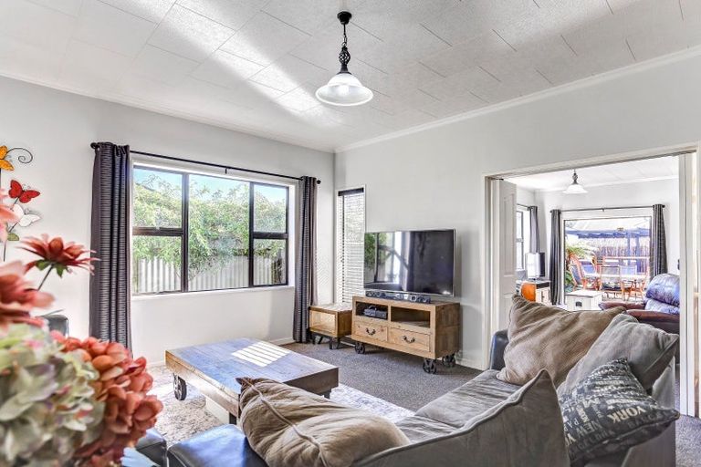 Photo of property in 6 Parkes Avenue, Saint Johns Hill, Whanganui, 4501