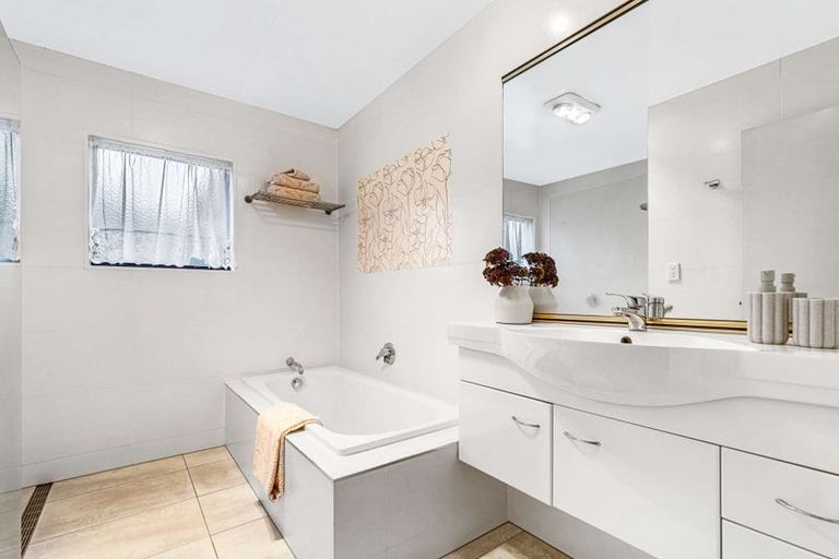 Photo of property in 10 Gemini Place, Kawaha Point, Rotorua, 3010