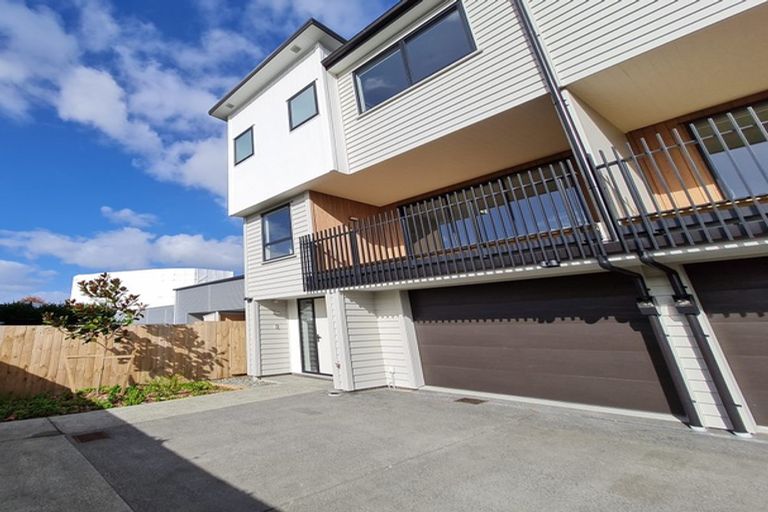 Photo of property in 8/5 Peachgrove Road, Te Atatu Peninsula, Auckland, 0610