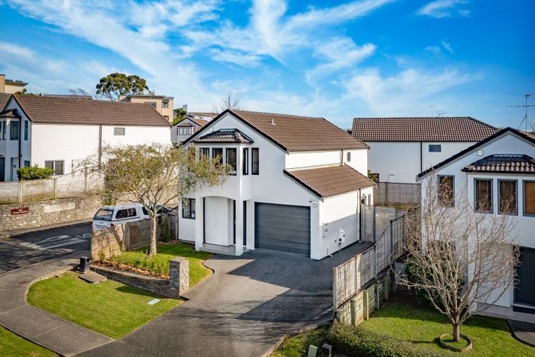 Photo of property in 1/64 Schnapper Rock Road, Schnapper Rock, Auckland, 0632