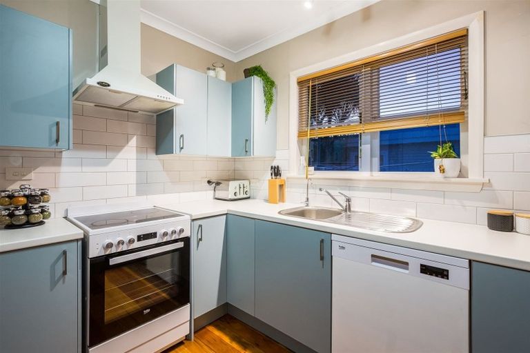 Photo of property in 44 Grays Road, Plimmerton, Porirua, 5026