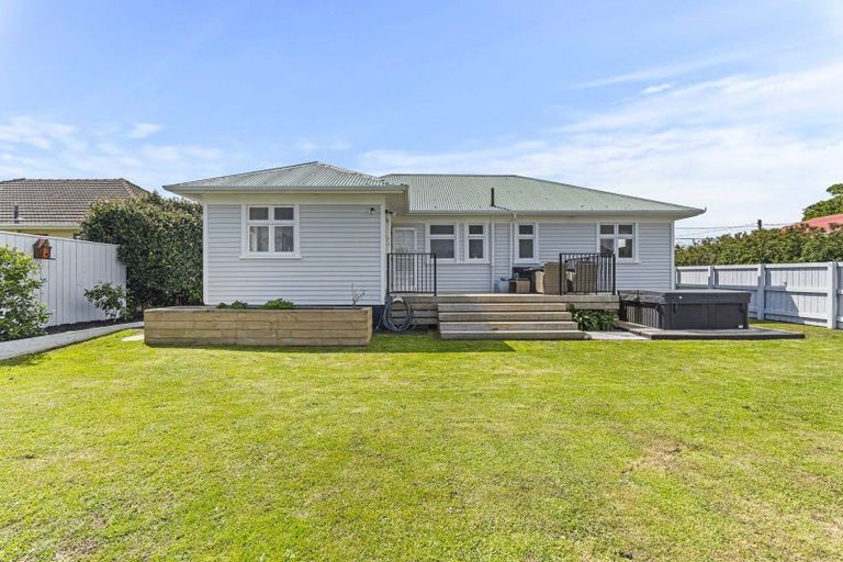 Photo of property in 130 Seaview Road, Westown, New Plymouth, 4310
