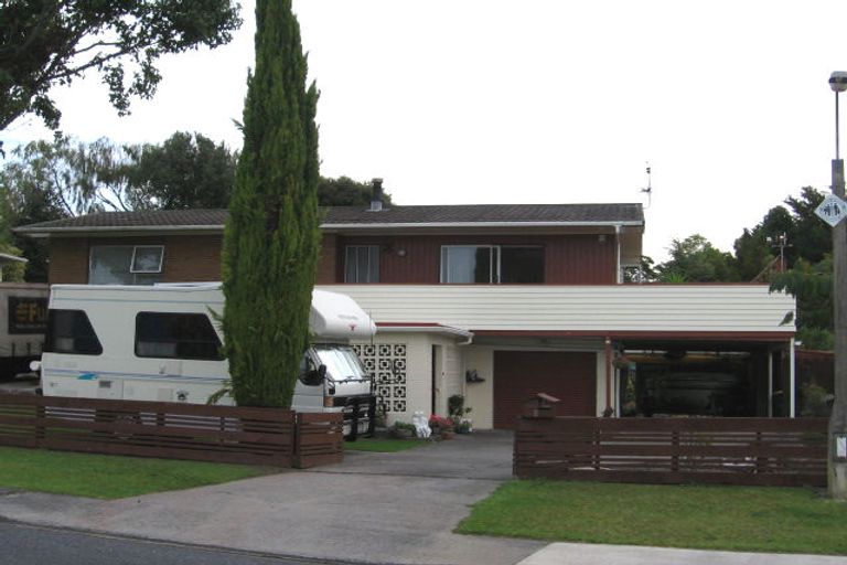 Photo of property in 8 Realm Place, Massey, Auckland, 0614