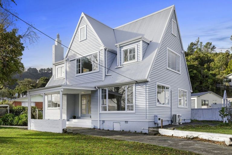 Photo of property in 117 Horoeka Street, Stokes Valley, Lower Hutt, 5019