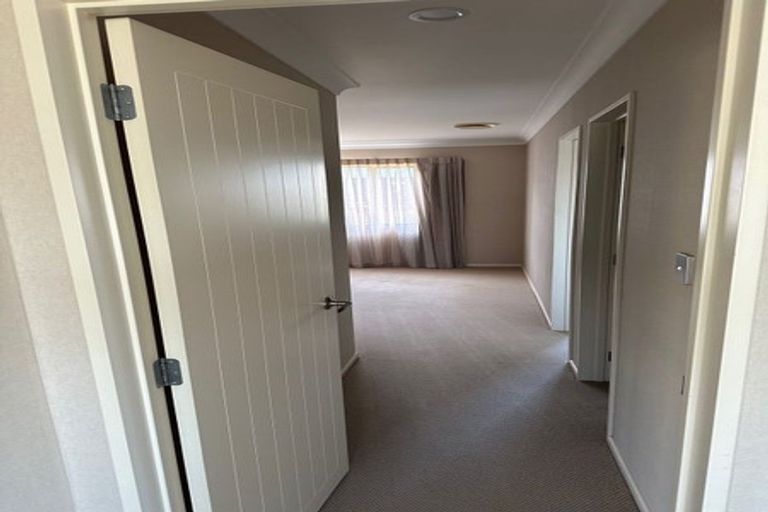 Photo of property in 5 Gibbston Crescent, Flat Bush, Auckland, 2016