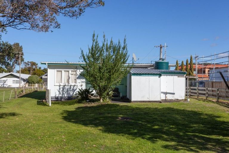 Photo of property in 114 Beverley Terrace, Whangamata, 3620