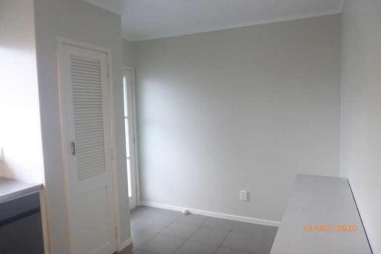 Photo of property in 2/1b Divich Avenue, Te Atatu South, Auckland, 0610