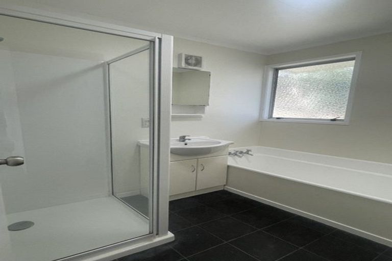 Photo of property in 42 Claverdon Drive, Massey, Auckland, 0614