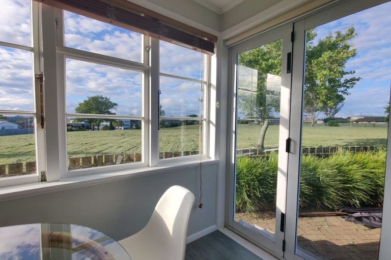 Photo of property in 1/10 Gladfield Lane, Te Atatu Peninsula, Auckland, 0610