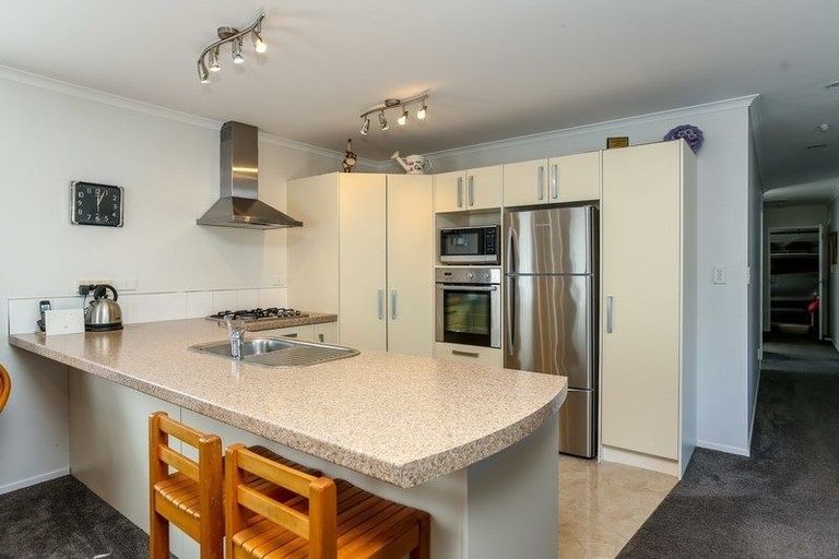 Photo of property in 5a Simons Street, Moturoa, New Plymouth, 4310