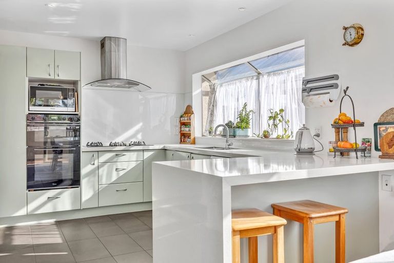Photo of property in 3 Bridgehead Cove, West Harbour, Auckland, 0618