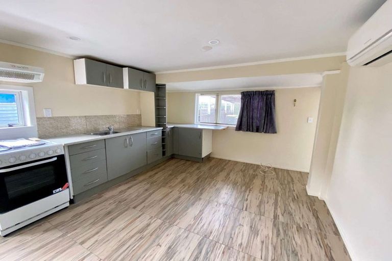 Photo of property in 35 Archibald Road, Kelston, Auckland, 0602